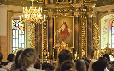 W Górze św. Małgorzaty wierni odmawiają litanię, wpatrując się w ołtarz główny.