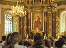 W Górze św. Małgorzaty wierni odmawiają litanię, wpatrując się w ołtarz główny.