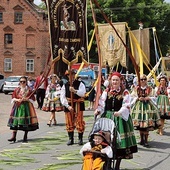 Złaków Kościelny. Trasa przemarszu jest usłana tatarakiem i trzcinami, co sprawia, że w trakcie procesji unosi się przyjemny, charakterystyczny zapach.