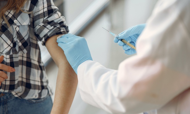 MZ opublikowało nowe schematy szczepień przeciw COVID-19
