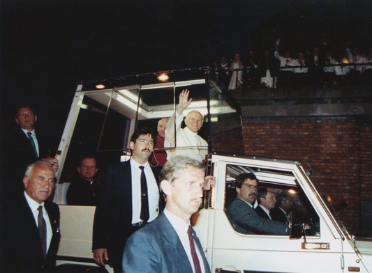 Jan Paweł II w papamobile, wieczorem 7 czerwca 1991 r., udaje się z katedry płockiej do domu biskupiego.