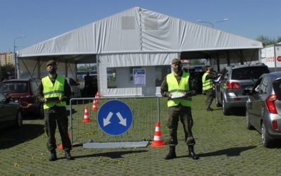 Powszechny punkt szczepień DRIVE THRU w Radomiu powstał dzięki zaangażowaniu żołnierzy 6. Mazowieckiej Brygady Obrony Terytorialnej, władz miasta Radomia oraz Radomskiego Szpitala Specjalistycznego.