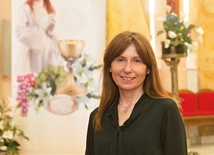 Renata Lewandowska-Szczerba jest nauczycielką religii w Katolickiej Szkole Podstawowej im. Heleny Kmieć prowadzonej przez Fundację na rzecz Rodziny w Warszawie.