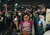 Arabowie i Żydzi z Jaffy na wspólnej demonstracji przeciwko przemocy. Czy udział arabskiej partii w izraelskim rządzie uspokoi nastroje?