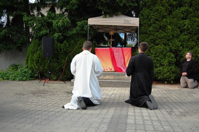 Adoracja Najświętszego Sakramentu pod chmurką.