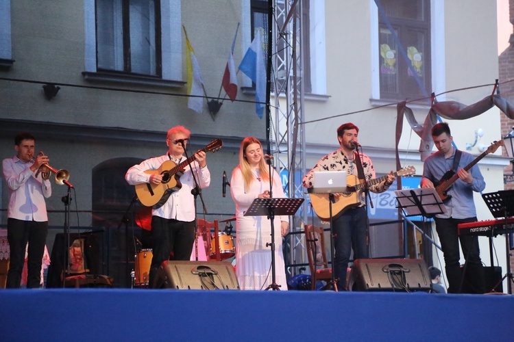 Tarnów. Koncert na Placu Katedralnym