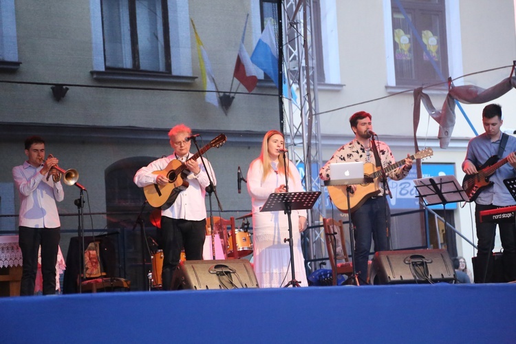 Tarnów. Koncert na Placu Katedralnym