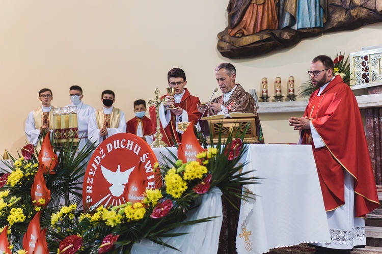 Dębica. Bierzmowanie w par. pw. Krzyża Świętego 