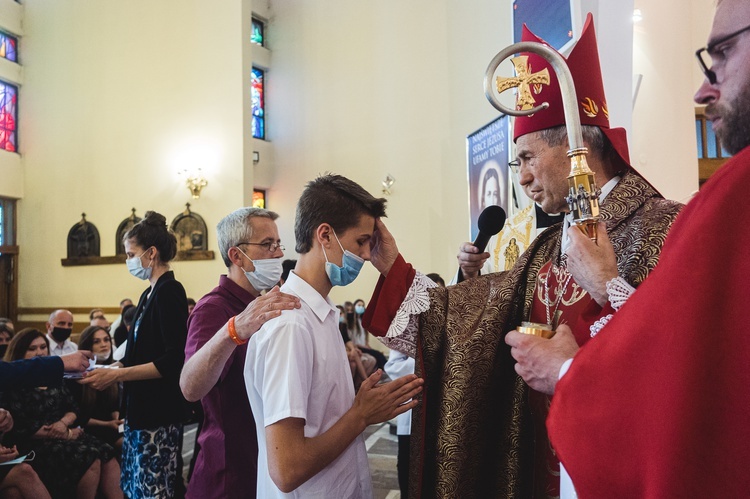 Dębica. Bierzmowanie w par. pw. Krzyża Świętego 