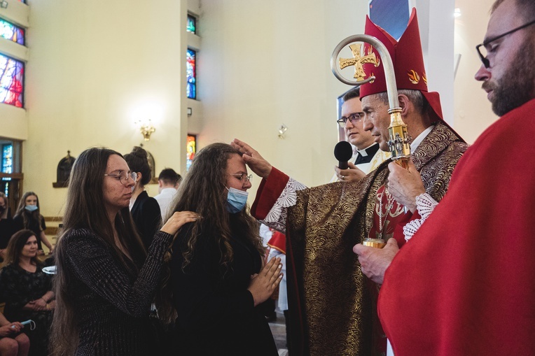 Dębica. Bierzmowanie w par. pw. Krzyża Świętego 