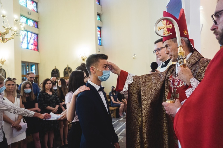 Dębica. Bierzmowanie w par. pw. Krzyża Świętego 