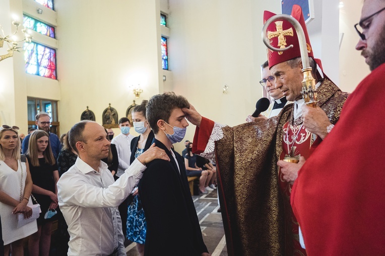 Dębica. Bierzmowanie w par. pw. Krzyża Świętego 