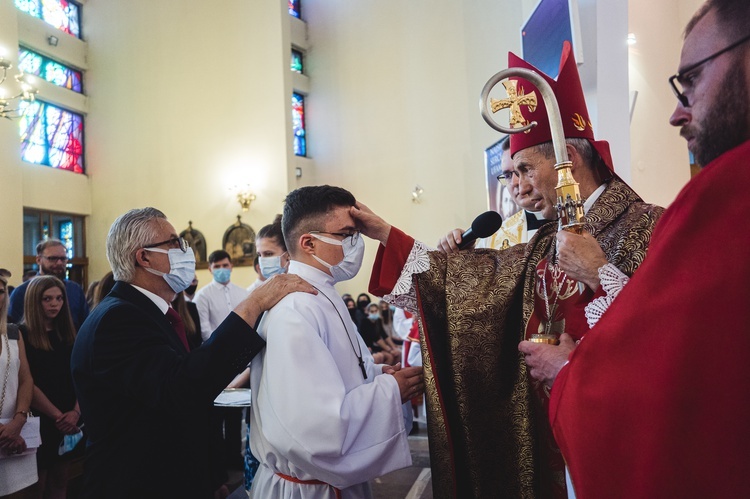 Dębica. Bierzmowanie w par. pw. Krzyża Świętego 