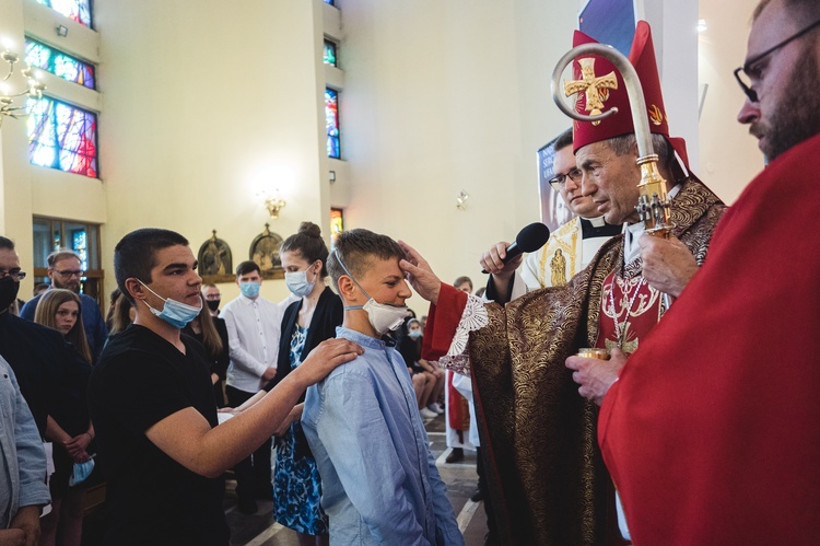 Dębica. Bierzmowanie w par. pw. Krzyża Świętego 