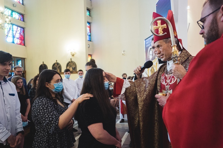 Dębica. Bierzmowanie w par. pw. Krzyża Świętego 