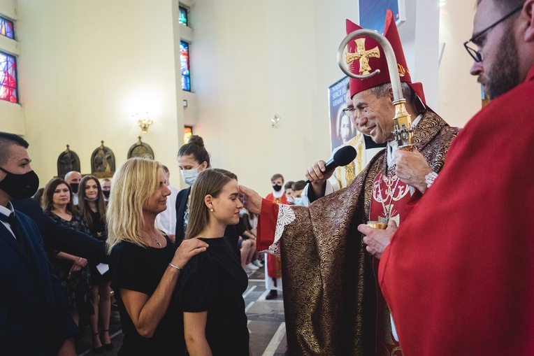 Dębica. Bierzmowanie w par. pw. Krzyża Świętego 