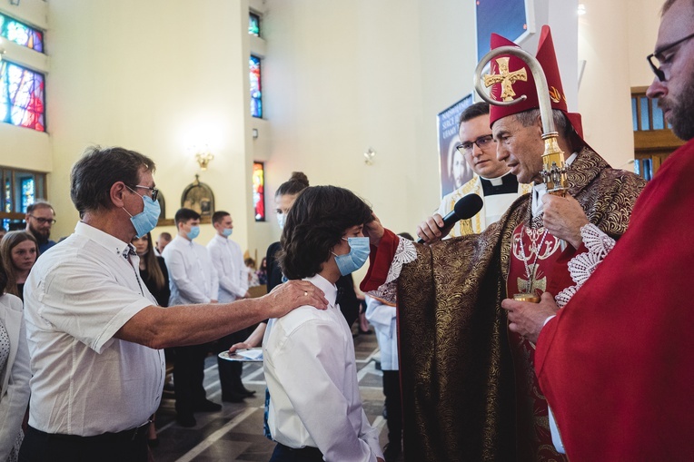 Dębica. Bierzmowanie w par. pw. Krzyża Świętego 