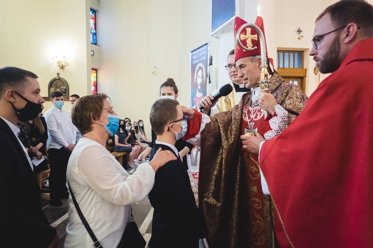 Dębica. Bierzmowanie w par. pw. Krzyża Świętego 