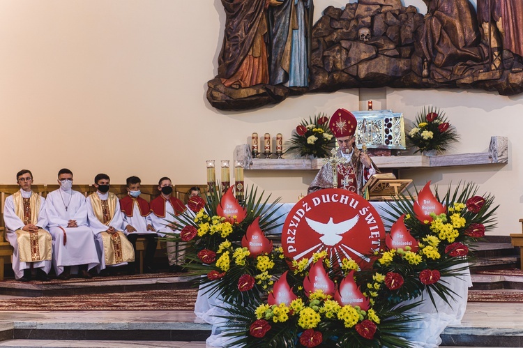 Dębica. Bierzmowanie w par. pw. Krzyża Świętego 