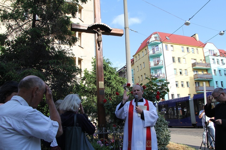 Błogosławieństwo krzyża przy ul. Szczytnickiej we Wrocławiu