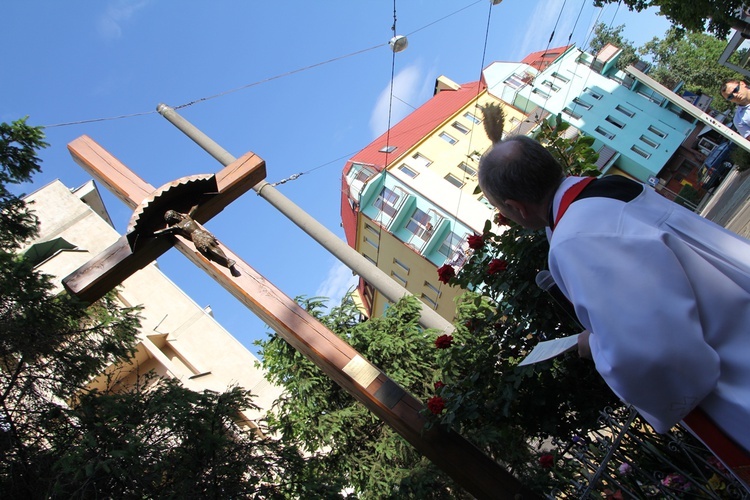 Błogosławieństwo krzyża przy ul. Szczytnickiej we Wrocławiu