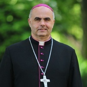 Biskup Adam jest obecnie najmłodszym polskim biskupem. 