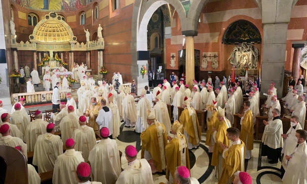 Biskupi zawierzyli Polskę Sercu Jezusa