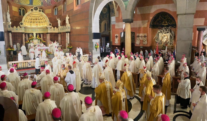 Biskupi zawierzyli Polskę Sercu Jezusa