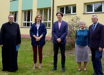 Grupa inicjatywna powstania stacjonarnego hospicjum. Od lewej: ks. Tomasz Pastuszka, Dorota Stępień, wiceburmistrz Kozienic, Piotr Kozłowski, burmistrz Kozienic, Zofia Wnukowska, wiceprezes hospicjum, i Krzysztof Reczek, wolontariusz hospicjum i dyrektor muzeum w Kozienicach.