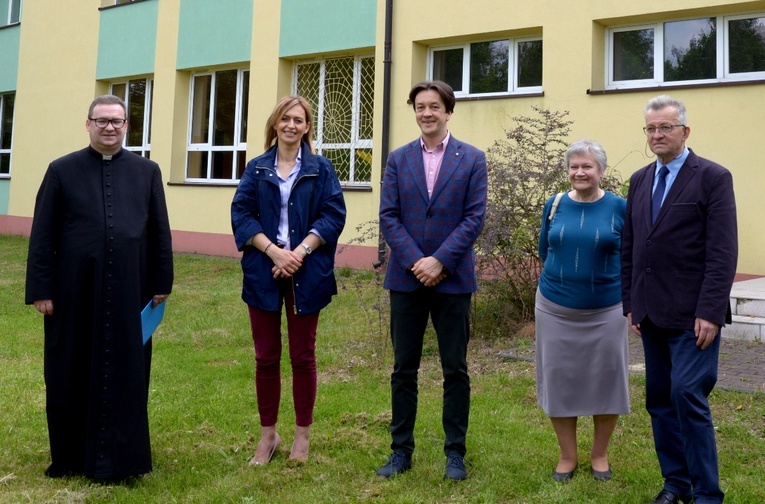 Grupa inicjatywna powstania stacjonarnego hospicjum. Od lewej: ks. Tomasz Pastuszka, Dorota Stępień, wiceburmistrz Kozienic, Piotr Kozłowski, burmistrz Kozienic, Zofia Wnukowska, wiceprezes hospicjum, i Krzysztof Reczek, wolontariusz hospicjum i dyrektor muzeum w Kozienicach.