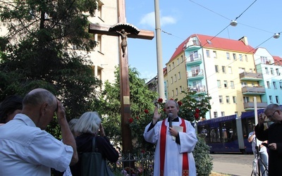 Mówi o Bożej miłości. Błogosławieństwo krzyża przy ul. Szczytnickiej we Wrocławiu