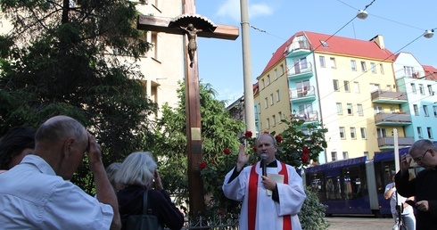 Mówi o Bożej miłości. Błogosławieństwo krzyża przy ul. Szczytnickiej we Wrocławiu