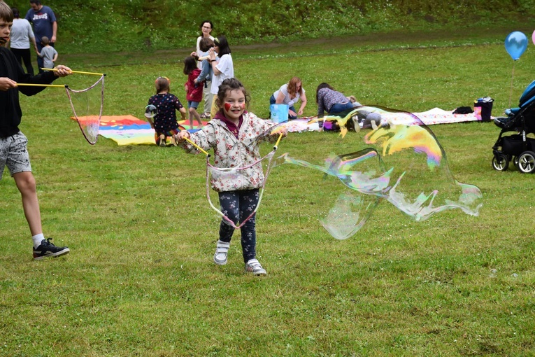 Najmłodsi uczestnicy pikniku chętnie korzystali z atrakcji przygotowanych z myślą o nich.