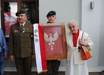 Maria Rehorowska obok orła, który przekazała dla RDK.