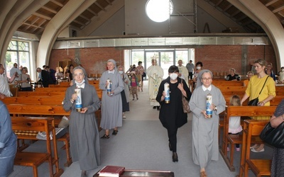 12 czerwca kapłani w towarzystwie wiernych uroczyście przenieśli Najświętszy Sakrament z kaplicy do nowego kościoła.