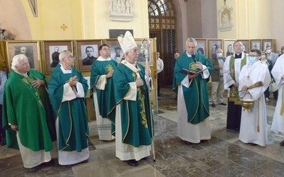 Poświęcenie tablic upamiętniających obchody jubileuszu i proboszczów parafii pw. NSJ w Radomiu.