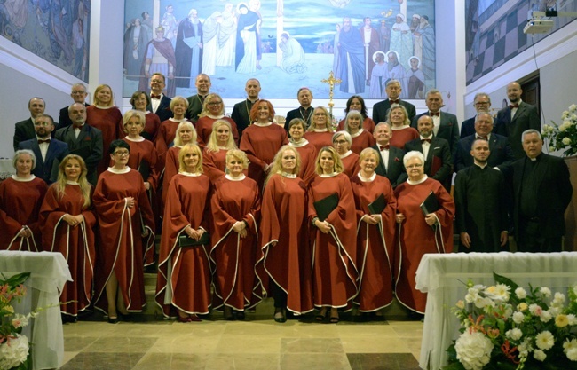 Pamiątkowe zdjęcie chórzystów z biskupami.