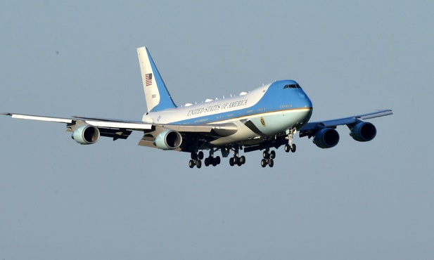 Air Force One nadlatuje