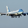 Air Force One nadlatuje