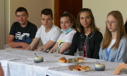 Stypendyści w aleksandrowickiej kawiarence "Emaus".