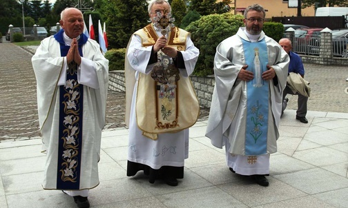 Od lewej: ks. Kazimierz Hanzlik, ks. Teodor Suchoń i ks. Sylwester Suchoń.