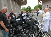 W dniu odpustu ku czci św. Antoniego, ks. Kazimierz Hanzlik pobłogosławił motocyklistów z Grodkowa i ich maszyny.