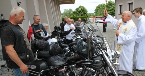 W dniu odpustu ku czci św. Antoniego, ks. Kazimierz Hanzlik pobłogosławił motocyklistów z Grodkowa i ich maszyny.