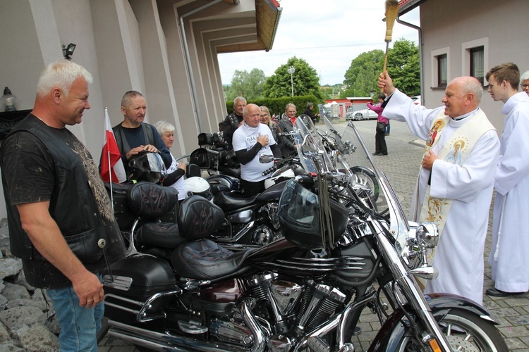 W dniu odpustu ku czci św. Antoniego, ks. Kazimierz Hanzlik pobłogosławił motocyklistów z Grodkowa i ich maszyny.