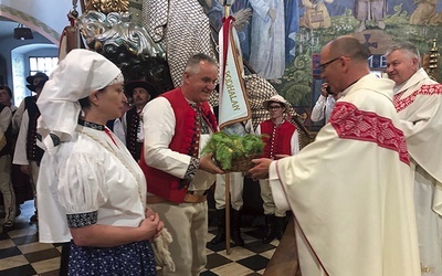 	Góralskie dary zostały przekazane na ręce ks. Damiana Suszki i ks. Tadeusza Pietrzyka. 