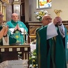 	Ks. proboszcz Józef Oleszko przyjął relikwie bł. Michała  i bł. Zbigniewa z rąk o. Jacka Lisowskiego.