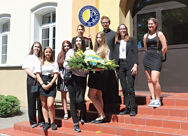 Delegacja szkoły udała się na Stare Miasto, aby złożyć kwiaty pod pomnikiem patrona. 