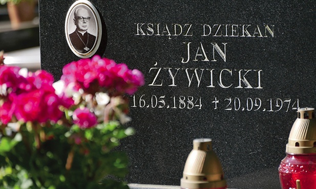 Ks. Jan Żywicki po przybyciu do Gdańska odpowiadał za odbudowę kilku kościołów zniszczonych podczas II wojny światowej.