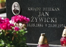 Ks. Jan Żywicki po przybyciu do Gdańska odpowiadał za odbudowę kilku kościołów zniszczonych podczas II wojny światowej.