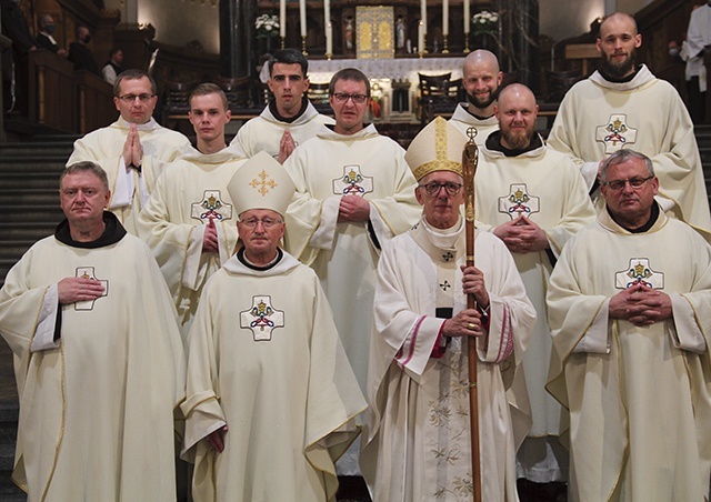 	Z abp. Wiktorem Skworcem i zakonnymi przełożonymi  – br. Czesław Marcin Sikora (w drugim rzędzie w środku)  i o. Albert Mateusz Kogut (w trzecim rzędzie drugi z prawej).